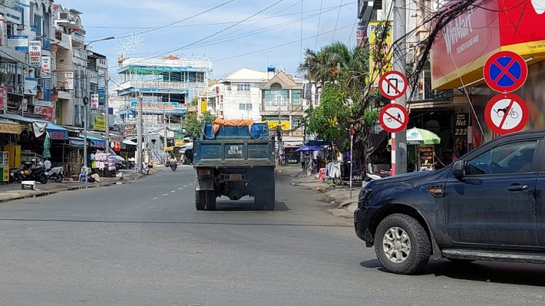 Tháo dỡ biển cấm ô-tô hơn 30 chỗ ngồi và thay bằng biển cấm dừng đỗ, quay đầu, cho lưu thông tất cả phương tiện trên đường Châu Thị Tế.