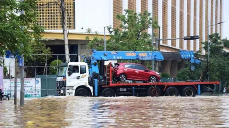 Nhiều phương tiện cứu hộ đến cứu các xe ô-tô bị ngập nước, hư hỏng. Nhiều phương tiện cứu hộ đến cứu các xe ô-tô bị ngập nước, hư hỏng.