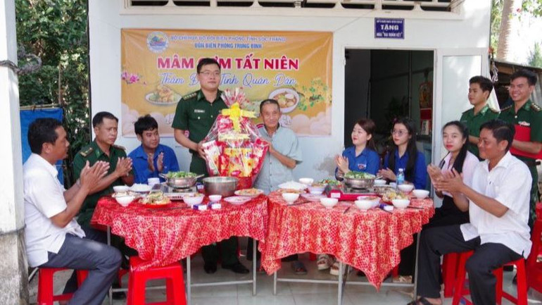 Cán bộ Đồn Biên phòng Trung Bình, Bộ đội biên phòng Sóc Trăng tổ chức “Mâm cơm tất niên” và tặng quà Tết cho các gia đình có hoàn cảnh khó khăn. (Ảnh: Văn Long)