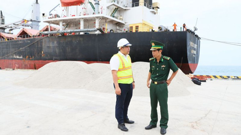 Lực lượng Bộ đội Biên phòng địa phương phối hợp Ban Giám đốc Cảng biển tổng hợp Cà Ná hỗ trợ pháp lý và các thủ tục quản lý để bảo đảm an toàn cho tàu và thủy thủ trên tàu sau khi cập cảng.