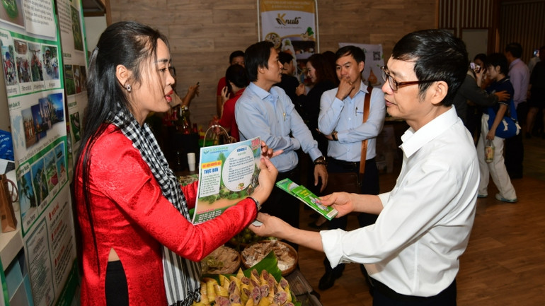 Trưng bày ẩm thực địa phương tại Hội thảo "Tìm con đường mới".