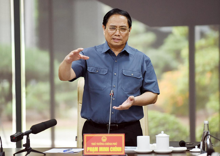 Về gói hỗ trợ cho người mua hàng, Thủ tướng đề nghị cần tập trung cho tăng trưởng tiêu dùng, có ý nghĩa quan trọng, nằm trong tổng thể kinh tế vĩ mô. Về vấn đề phát triển công nghiệp ô-tô, Thủ tướng cho rằng cần các cơ chế, chính sách, nhưng phải đi đôi với thực hiện tốt các cam kết quốc tế, bảo đảm hội nhập. Về việc khuyến khích dùng xe ô-tô điện, Thủ tướng cho rằng đây là chủ trương lớn, cần phải nỗ lực thực hiện để góp phần vào bảo vệ môi trường.