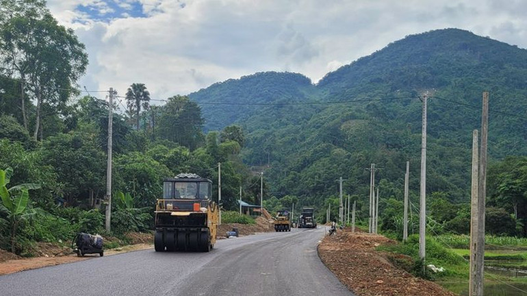 Thảm nhựa đường du lịch mở mới từ thành phố Bắc Kạn đi hồ Ba Bể. (Ảnh: HÀ LƯỢNG)