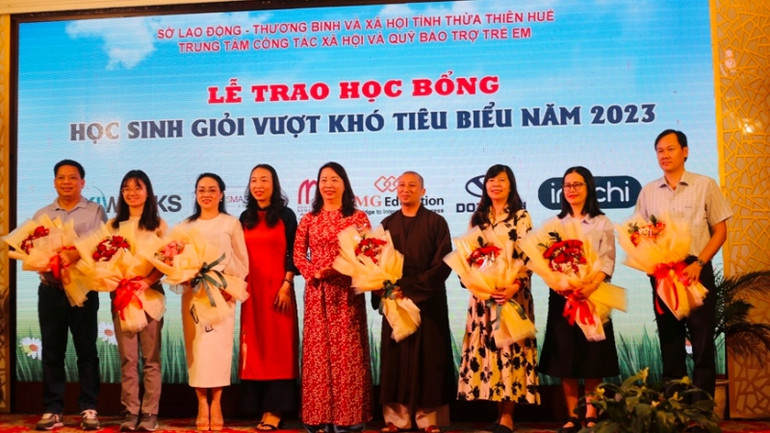Đại diện lãnh đạo tỉnh tặng hoa các doanh nghiệp, tổ chức, cá nhân, nhà hảo tâm và nhà tài trợ.