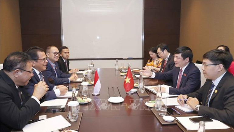 Chủ nhiệm Văn phòng Quốc hội Bùi Văn Cường gặp Tổng Thư ký Hạ viện Cộng hòa Indonesia Indra Iskandar. (Ảnh: Doãn Tấn/TTXVN)