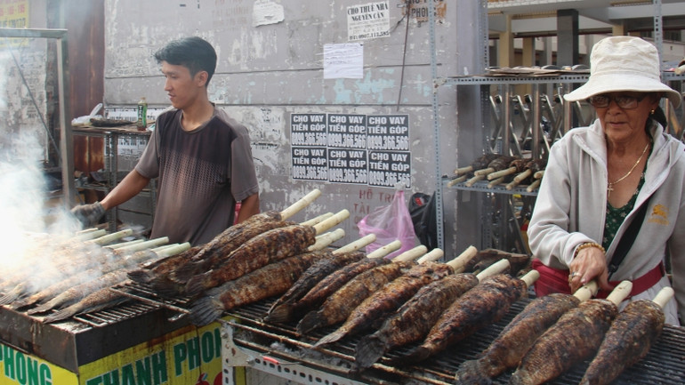 Năm nay giá cá lóc nướng cũng giữ giá bình ổn cùng với năm trước.