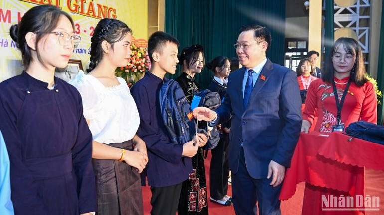 Chủ tịch Quốc hội Vương Đình Huệ trao tặng quà cho các em học sinh. Chủ tịch Quốc hội Vương Đình Huệ trao tặng quà cho các em học sinh.