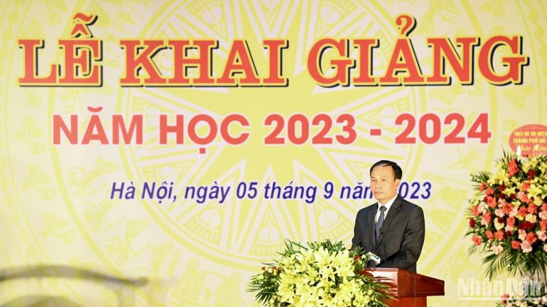 Đồng chí Lê Phú Thắng, Bí thư Đảng ủy, Hiệu trưởng nhà trường đọc diễn văn khai giảng năm học mới. Đồng chí Lê Phú Thắng, Bí thư Đảng ủy, Hiệu trưởng nhà trường đọc diễn văn khai giảng năm học mới.