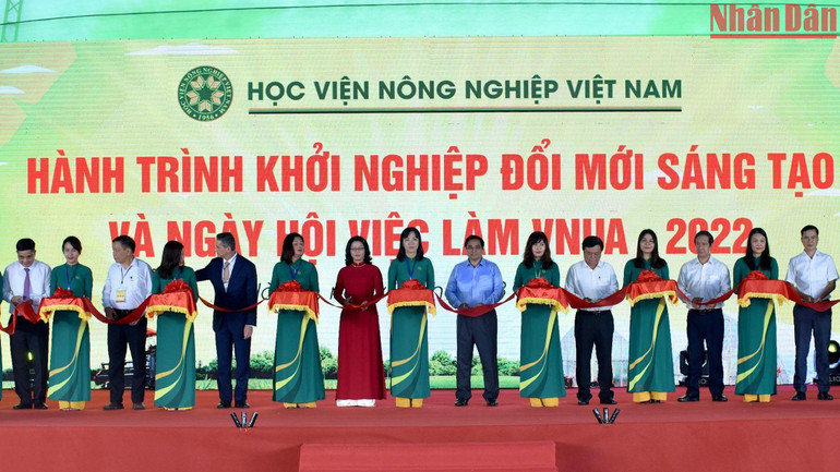 Thủ tướng Phạm Minh Chính cùng các đại biểu cắt băng khai mạc Ngày hội việc làm VNUA 2022. (Ảnh: Trần Hải)