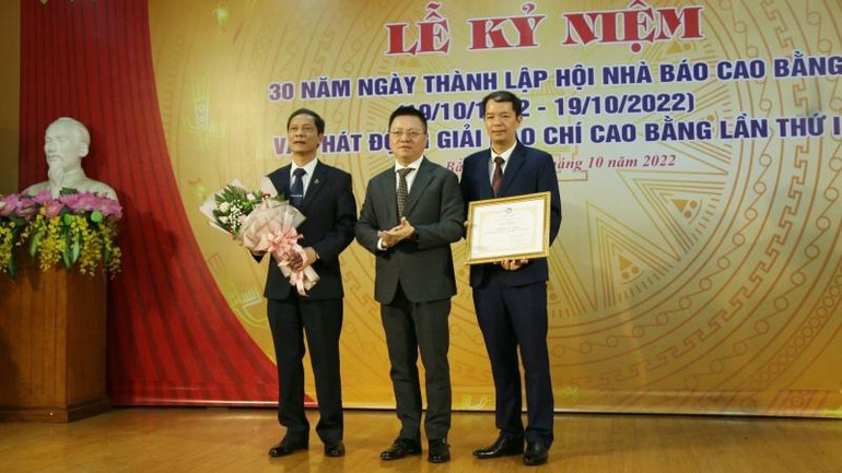 Đồng chí Lê Quốc Minh, Ủy viên Trung ương Đảng, Tổng Biên tập Báo Nhân Dân, Phó Trưởng Ban Tuyên giáo Trung ương, Chủ tịch Hội Nhà báo Việt Nam trao bằng khen cho Hội Nhà báo tỉnh Cao Bằng.