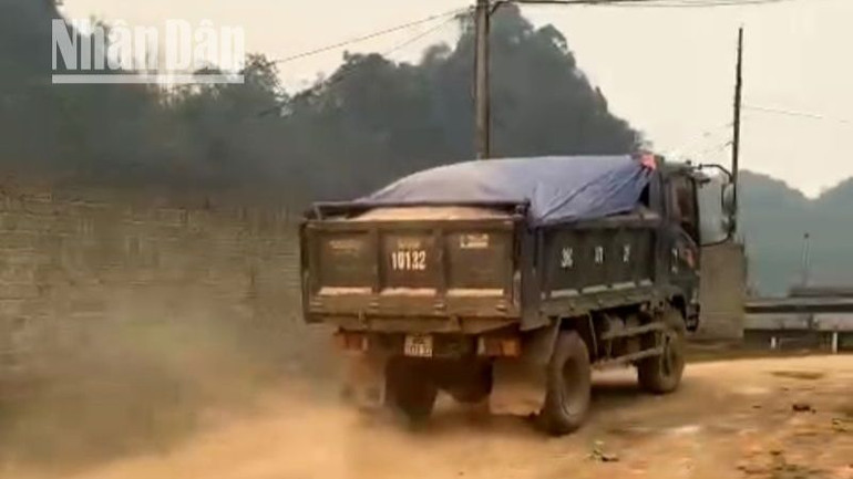 Một xe ô-tô chở cát sạn từ khu vực khai thác trái phép tại xóm Bó Cang, tiểu khu Bó Bun.