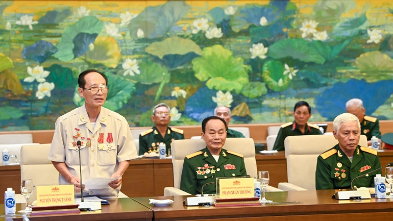 Chủ tịch Hội chiến sĩ bị địch bắt, tù đày tỉnh Nghệ An Nguyễn Trọng Thành báo cáo tại buổi gặp mặt.