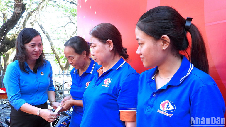 Dịp này, Đoàn đại biểu Quốc hội tỉnh Cà Mau trao tặng 100 suất quà cho người lao động, công đoàn viên có hoàn cảnh khó khăn.