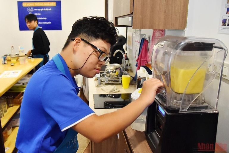 Hiểu được vấn đề này, Imago Work đề ra một chương trình đào tạo tập trung, gồm phát triển thể chất, cảm xúc, kỹ năng xã hội và dạy nghề.