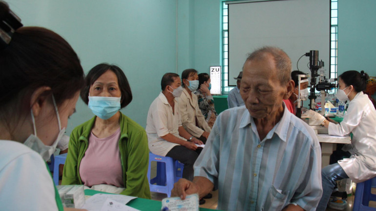 Các y, bác sĩ tư vấn, khám sức khỏe cho các đối tượng chính sách trên địa bàn quận Tân Phú, Thành phố Hồ Chí Minh.