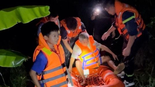 Lực lượng chức năng huyện Định Quán di dời người dân khu vực thấp trũng trong đêm.