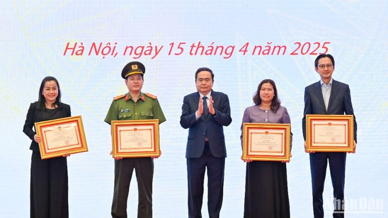 Chủ tịch Quốc hội Trần Thanh Mẫn trao Bằng khen của Ủy ban Thường vụ Quốc hội cho các tập thể. (Ảnh: Duy Linh)