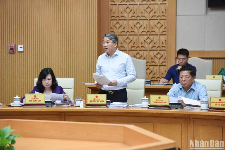 Bộ trưởng Tư pháp Nguyễn Hải Ninh phát biểu ý kiến tại phiên họp. (Ảnh: TRẦN HẢI)