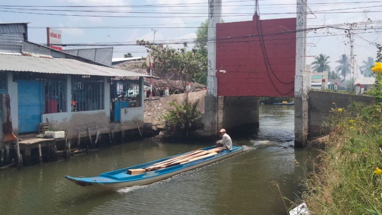 Người dân cho rằng cống Rạch Đình, ấp Cạnh Đền, xã Vĩnh Phong nhiều năm không đóng, gây lãng phí.