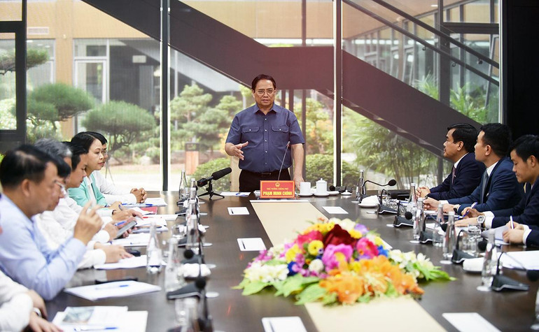 Tại buổi làm việc với lãnh đạo tập đoàn, sau khi nghe báo cáo về tình hình sản xuất, kinh doanh, mở rộng đầu tư... Thủ tướng hoan nghênh tập đoàn TC Group đóng thuế đầy đủ, lớn, dự kiến 15 nghìn tỷ đồng; phấn đấu nâng cao tỷ lệ nội địa hóa sản phẩm; sản xuất dòng xe ô-tô điện, góp phần bảo vệ môi trường; giải quyết việc làm cho hơn 30 nghìn người; tích cực làm tốt công tác an sinh xã hội; làm tốt công tác bảo vệ môi trường, quản lý tốt nguồn rác thải, nước thải.