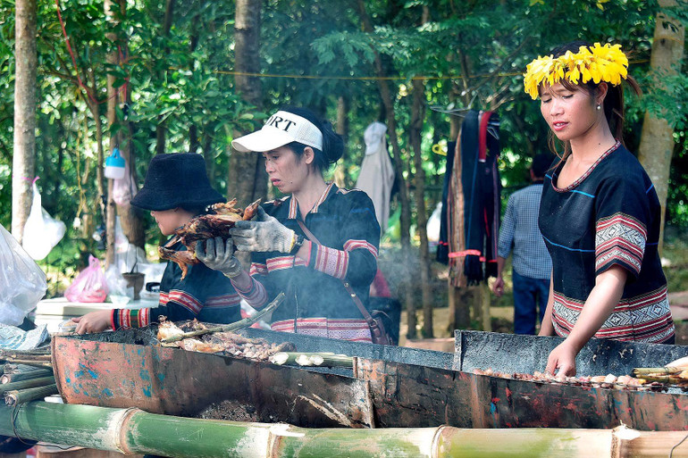 Ẩm thực truyền thống phục vụ du khách tại Lễ hội.