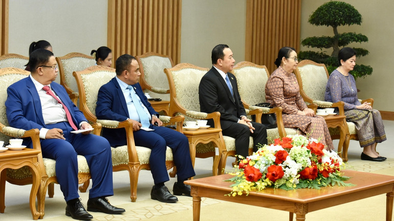 Các thành viên đi cùng đoàn Phó Thủ tướng, Bộ trưởng Quan hệ với Quốc hội-Thượng viện và Thanh tra Campuchia Men Sam An. Các thành viên đi cùng đoàn Phó Thủ tướng, Bộ trưởng Quan hệ với Quốc hội-Thượng viện và Thanh tra Campuchia Men Sam An.