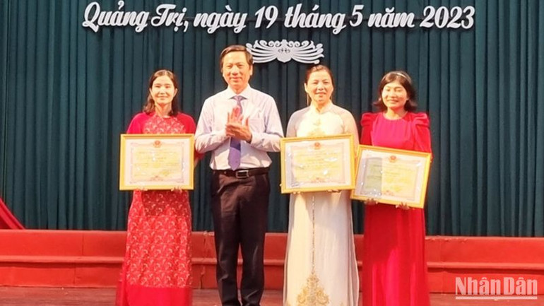 Trường tiểu học Hùng Vương, thành phố Đông Hà và 2 giáo viên được tặng Bằng khen của tịch Ủy ban nhân dân tỉnh.