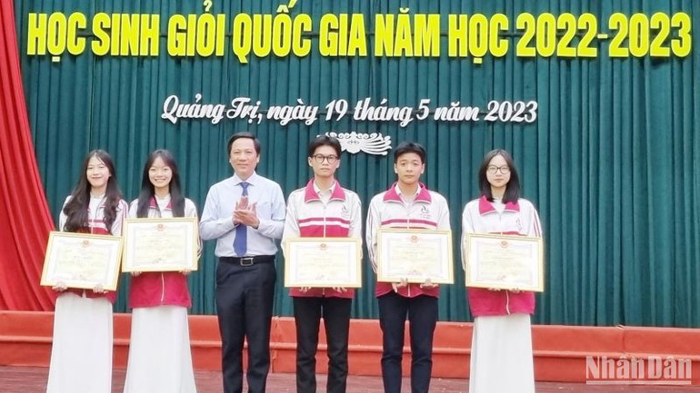 Các học sinh đạt giải Nhất quốc gia cuộc thi "Học sinh, sinh viên với ý tưởng khởi nghiệp lần thứ V-2023", nhận Bằng khen của Chủ tịch Ủy ban nhân dân tỉnh và Bộ trưởng Giáo dục và Đào tạo.