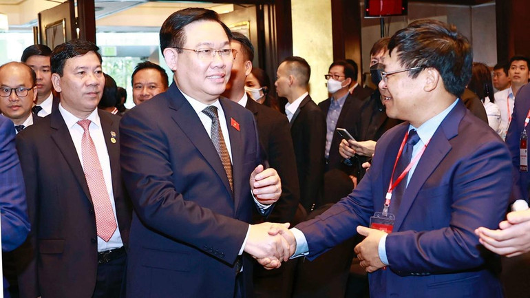 Chủ tịch Quốc hội Vương Đình Huệ đến dự Diễn đàn Đầu tư-Thương mại Việt Nam-Philippines. (Ảnh: Doãn Tấn/TTXVN) Chủ tịch Quốc hội Vương Đình Huệ đến dự Diễn đàn Đầu tư-Thương mại Việt Nam-Philippines. (Ảnh: Doãn Tấn/TTXVN)