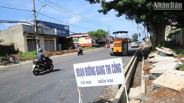 Hệ thống thoát nước hai bên Quốc lộ 29 đoạn qua trung tâm thị xã Buôn Hồ đang thi công.