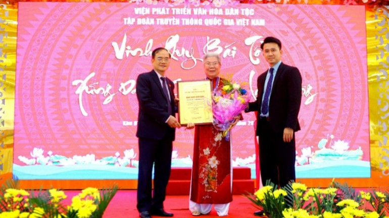 Các đồng chí Dương Văn Khá, nguyên Chánh Văn phòng Ban Tôn giáo Chính phủ và Lạc Văn Tú, Phó Viện trưởng Viện Phát triển văn hóa dân tộc trong buổi lễ.