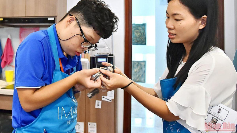 Cô giáo Lê Bích Vân cho biết trong quá trình học nghề, các học viên được hướng dẫn nấu các món ăn từ đơn giản đến phức tạp, học cách làm bánh, pha chế đồ uống và cách sử dụng các loại máy móc phức tạp như máy xay, pha cà-phê,… một cách thuần thục, an toàn.