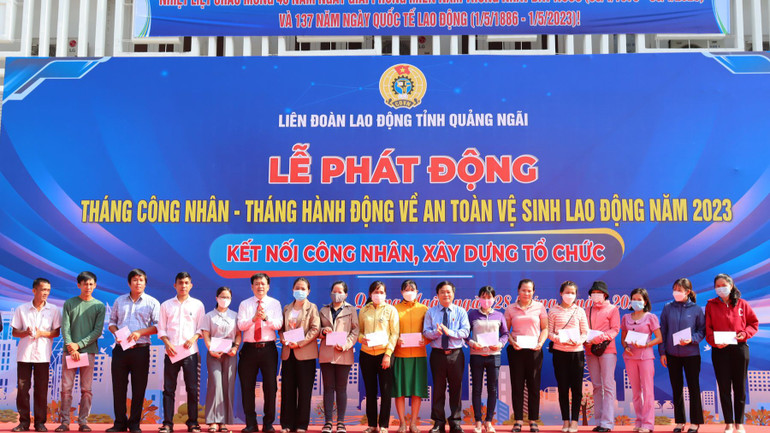 Tặng quà cho cho công nhân, lao động có hoàn cảnh khó khăn và công nhân bị tai nạn lao động.