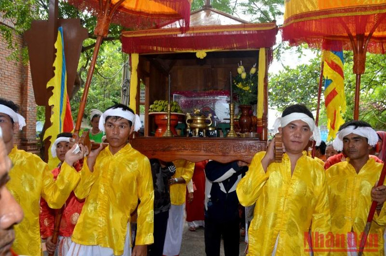 Thanh niên Chăm thỉnh và rước Y trang nữ Thần Pô-Sha-Inư lên tháp chính. Thanh niên Chăm thỉnh và rước Y trang nữ Thần Pô-Sha-Inư lên tháp chính.