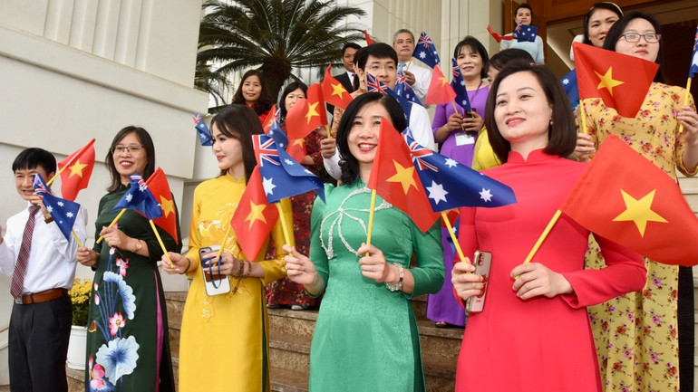 Đại diện người dân Thủ đô vẫy cờ chào đón Thủ tướng Australia Anthony Albanese. Đại diện người dân Thủ đô vẫy cờ chào đón Thủ tướng Australia Anthony Albanese.