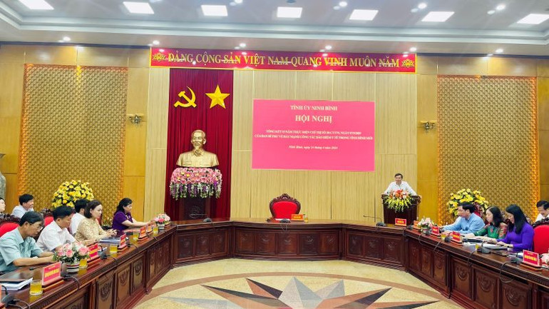 Đồng chí Đoàn Minh Huấn, Ủy viên Trung ương Đảng, Bí thư Tỉnh ủy Ninh Bình phát biểu kết luận Hội nghị.