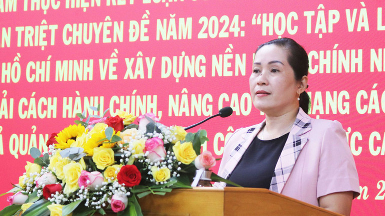 Phó Bí thư Tỉnh ủy Quảng Ngãi Đinh Thị Hồng Minh phát biểu tại Hội nghị. Phó Bí thư Tỉnh ủy Quảng Ngãi Đinh Thị Hồng Minh phát biểu tại Hội nghị.