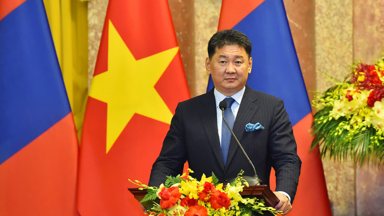 Tổng thống Mông Cổ Ukhnaagiin Khurelsukh phát biểu tại buổi gặp gỡ báo chí.