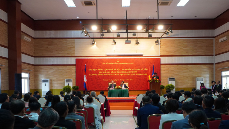 Đại diện bà con kiều bào báo cáo với Chủ tịch nước về nỗ lực vươn lên của cộng đồng thời gian qua. (Ảnh: Nguyễn Hiệp)