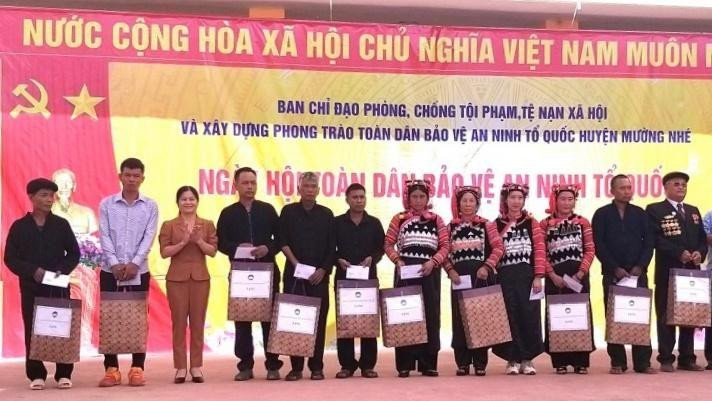 Các đồng chí lãnh đạo tỉnh Điện Biên; lãnh đạo Huyện ủy Mường Nhé trao quà tặng các cá nhân có nhiều đóng góp trong phong trào Toàn dân bảo vệ an ninh Tổ quốc tại Sín Thầu.