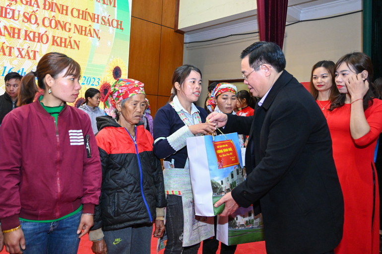 Chủ tịch Quốc hội Vương Đình Huệ trao tặng quà Tết cho gia đình chính sách, hộ nghèo tại huyện Bát Xát. (Ảnh: Duy Linh) Chủ tịch Quốc hội Vương Đình Huệ trao tặng quà Tết cho gia đình chính sách, hộ nghèo tại huyện Bát Xát. (Ảnh: Duy Linh)