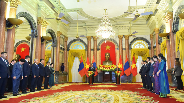 Quang cảnh buổi gặp gỡ báo chí của Chủ tịch nước Võ Văn Thưởng và Tổng thống Mông Cổ Ukhnaagiin Khurelsukh tại Phủ Chủ tịch.