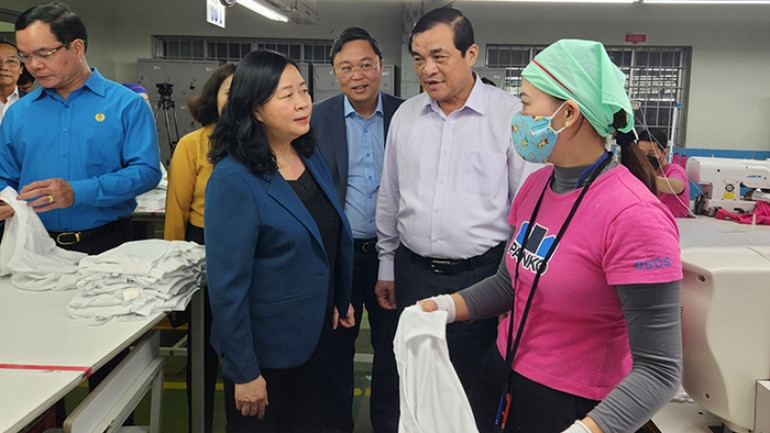 Đồng chí Bùi Thị Minh Hoài thăm hỏi, chúc Tết công nhân tại Khu công nghiệp Panko.