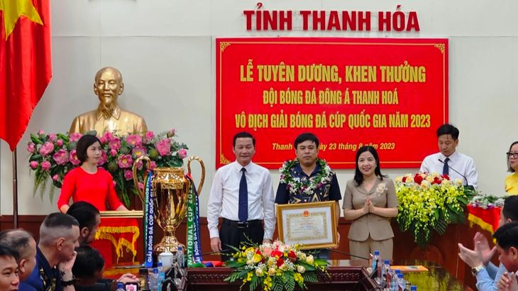 Lãnh đạo tỉnh Thanh Hóa trao tặng Bằng khen cho huấn luyện viên bóng đá Thanh Hóa.