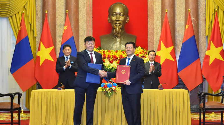 Chủ tịch nước Võ Văn Thưởng và Tổng thống Mông Cổ Ukhnaagiin Khurelsukh chứng kiến lễ ký Bản ghi nhớ giữa Bộ Công thương Việt Nam và Bộ Lương thực, Nông nghiệp và Công nghiệp nhẹ Mông Cổ về thương mại gạo bền vững.