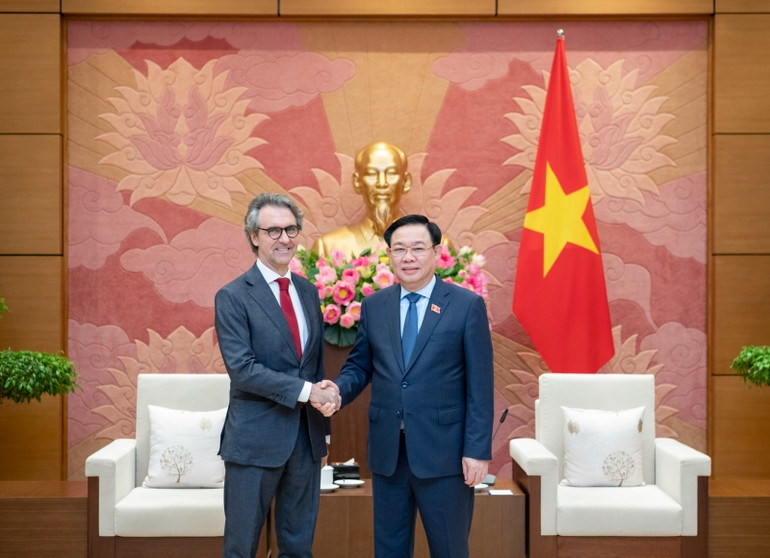 Chủ tịch Quốc hội Vương Đình Huệ tiếp Đại sứ, Trưởng Phái đoàn Liên minh châu Âu tại Việt Nam Giorgio Aliberti. (Ảnh: Duy Linh)