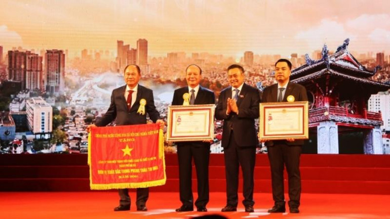 Trao tặng các phần thưởng cao quý cho các doanh nghiệp, doanh nhân có thành tích xuất sắc trong lao động, sản xuất và công tác xã hội.