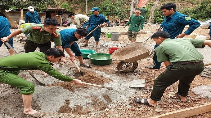 Giúp hộ nghèo neo đơn làm nhà ở.