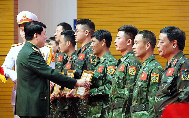 Đại tướng Lương Cường trao Bằng khen của Bộ trưởng Quốc phòng tặng các cá nhân có thành tích xuất sắc trong thực hiện nhiệm vụ nhân đạo quốc tế tại Thổ Nhĩ Kỳ.