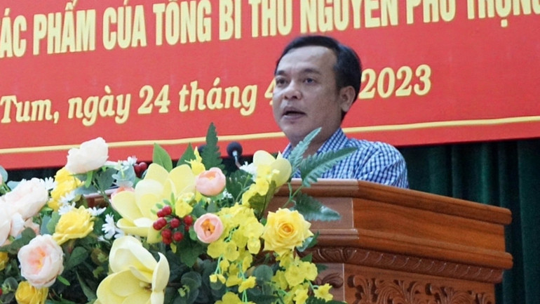 Đồng chí U Huấn, Ủy viên dự khuyết Trung ương Đảng, Trưởng Ban Nội chính Tỉnh ủy, Trưởng đoàn đại biểu Quốc hội tỉnh Kon Tum báo cáo sinh hoạt chính trị, tư tưởng về tác phẩm của Tổng Bí thư.